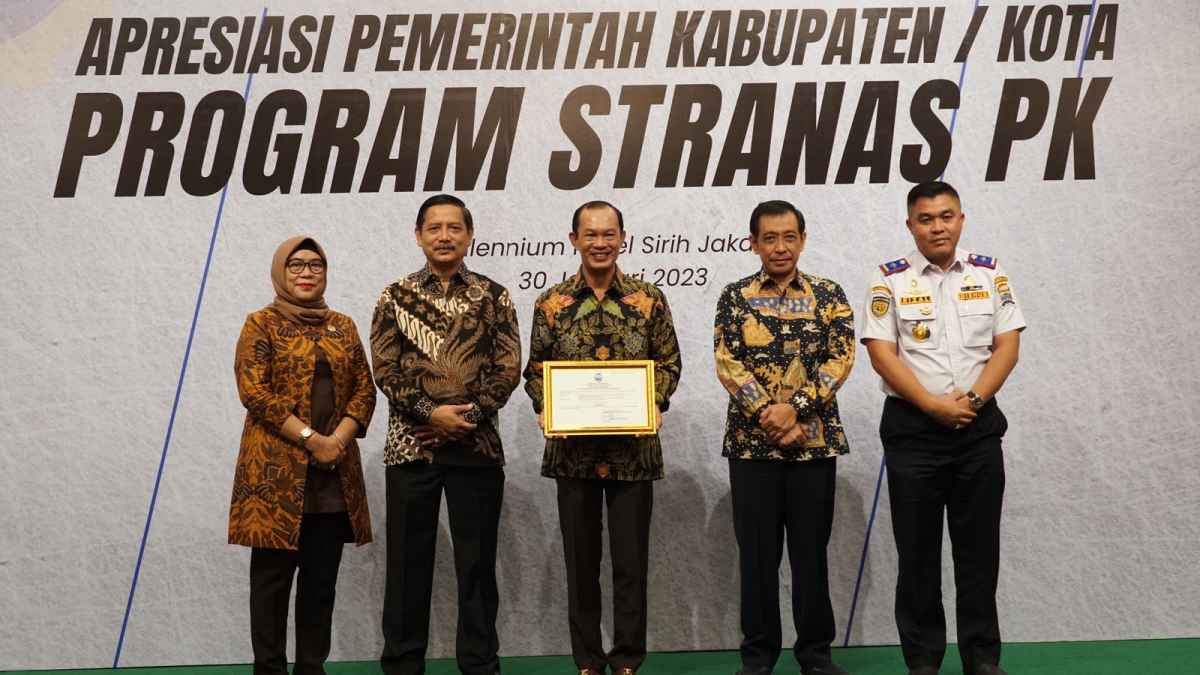 Ditjen Hubdat Serahkan Apresiasi Sejumlah UPUBKB Terakreditasi A Ditjen Hubdat Serahkan Apresiasi Sejumlah UPUBKB Terakreditasi A