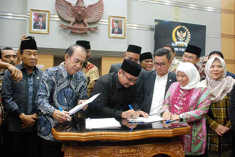 Komsi VIII DPR Bersama Menteri Agama Tetapkan Ongkos Haji