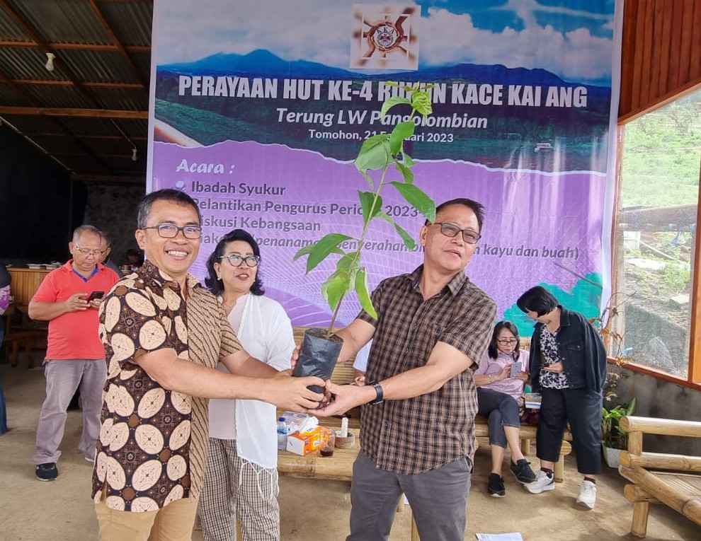 Peduli Lingkungan, Senator Stefanus Liow Bantu Ribuan Bibit Pohon Peduli Lingkungan, Senator Stefanus Liow Bantu Ribuan Bibit Pohon