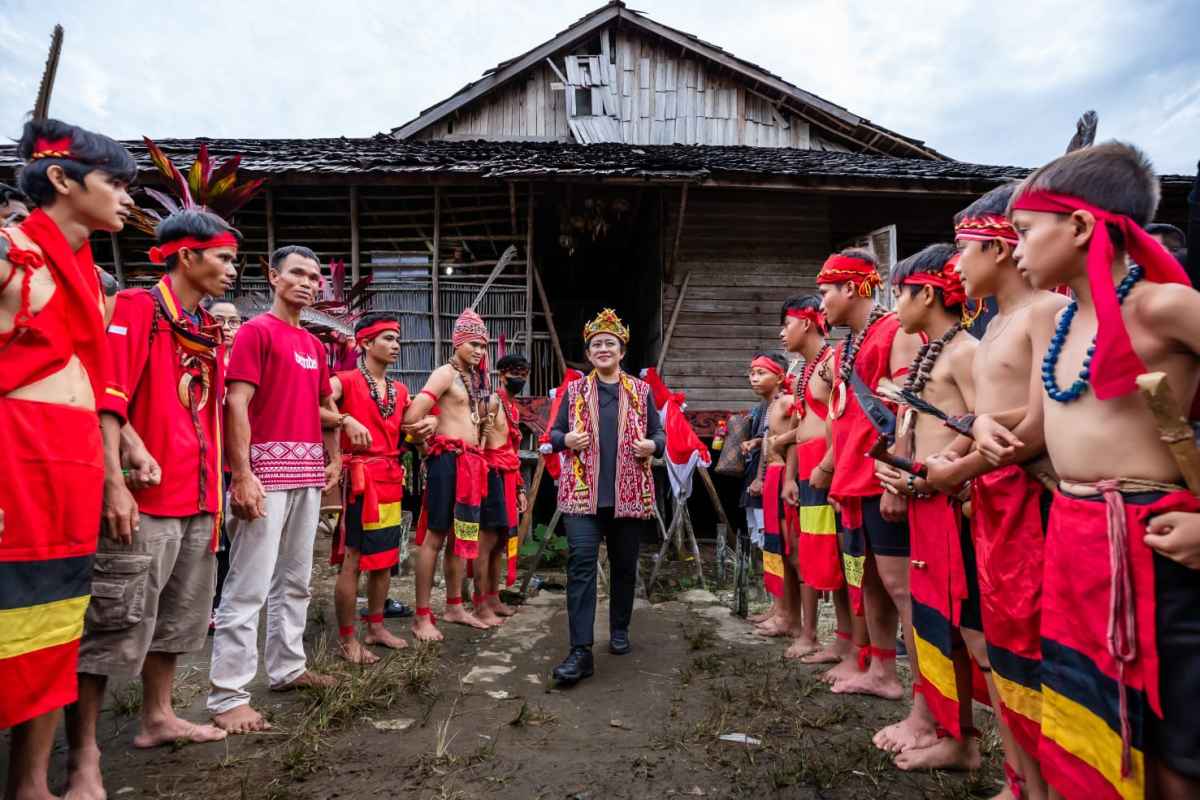 Pakai Rompi Khas Dayak, Ketua DPR Kunjungi Rumang Betang Ensaid Panjang