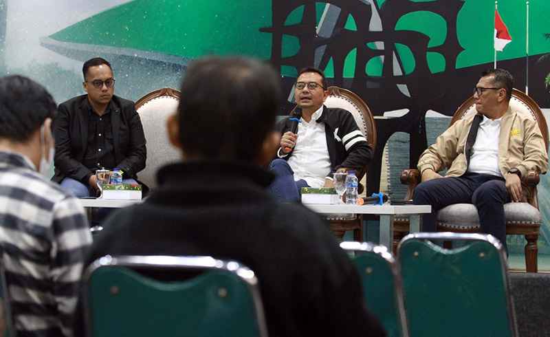 Dialektika Demokrasi Tema "Harapan Kemajuan Sepakbola Dengan Nahkoda Baru PSSI"