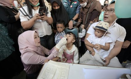 Gubernur Ridwan Kamil Antar Arkana Imunisasi Polio ke Posyandu Waspada Potensi Penularan saat  Lebaran