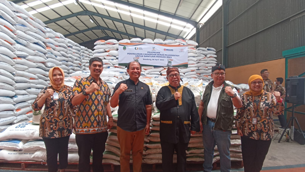 Bantuan Pangan Beras Mulai Disalurkan di Jawa Barat Sasaran penerima bantuan pangan 4,4 juta KPM