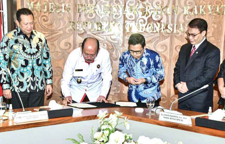 Rapat Pimpinan MPR RI, Ketua MPR RI Bamsoet Lakukan Serah Terima Sekretaris Jenderal MPR RI