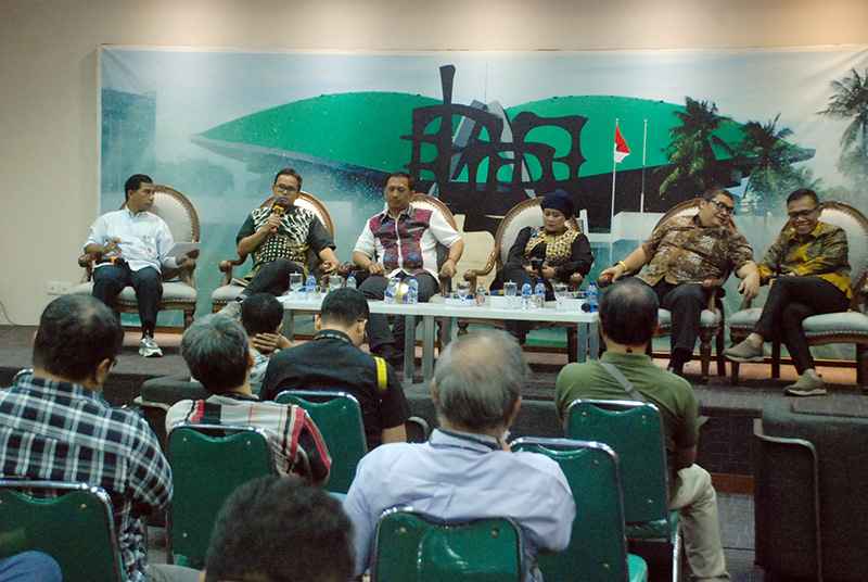 Dialektika Demokrasi dengan tema: Strategi Partai Politik Berebut Kursi Parlemen"