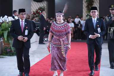 Hadiri Sidang Tahunan, Puan Kenakan Baju Adat Dayak dengan Motif Sakral