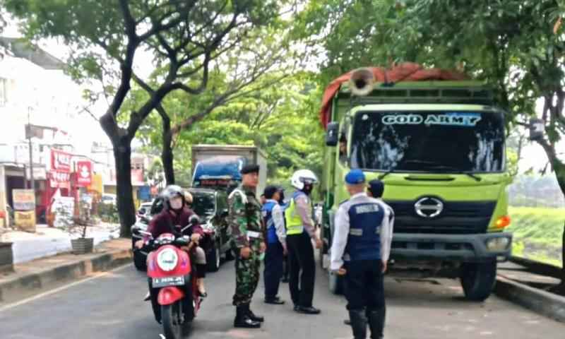 Dishub Kota Tangerang Razia Truk Bertonase Besar