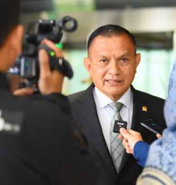 DPR Minta Aparat Bertindak Cepat dan Tegas Ringkus Penjual Senjata Ilegal di Lokapasar DPR Minta Aparat Bertindak Cepat dan Tegas Ringkus Penjual Senjata Ilegal di Lokapasar