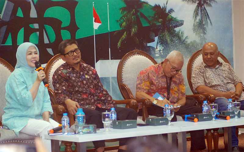 Dialektika Demokrasi Tema “Aturan Social Commerce dan Nasib UMKM” Dialektika Demokrasi Tema “Aturan Social Commerce dan Nasib UMKM”