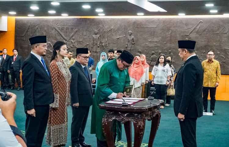 Ketua MPR RI Bamsoet Lantik PAW Anggota MPR dari Fraksi Nasdem dan PKS Ketua MPR RI Bamsoet Lantik PAW Anggota MPR dari Fraksi Nasdem dan PKS