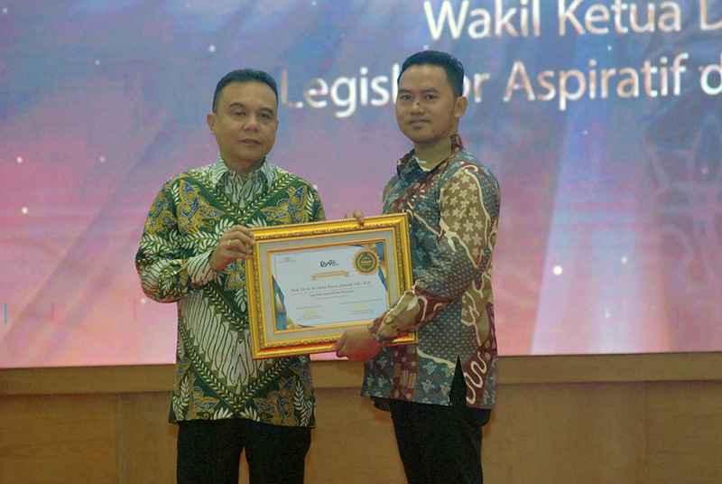 Wakil Ketua DPR Sufmi Dasco Ahmad Raih KWP Award 2023 Wakil Ketua DPR Sufmi Dasco Ahmad Raih KWP Award 2023