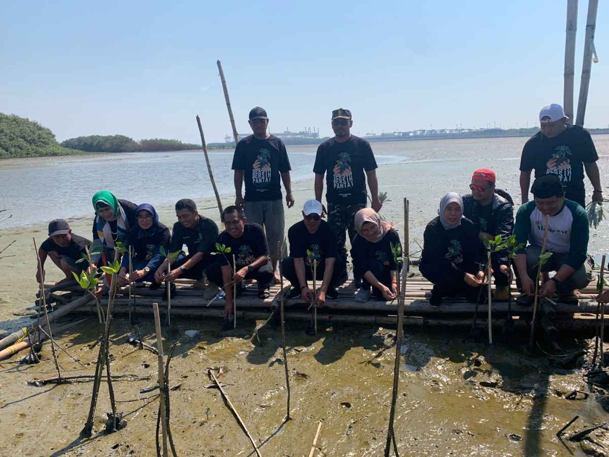 Tanam Ribuan Mangrove dan Bersih-Bersih Pantai Tandai Dimulainya Puncak Hari Santri 2023 Tanam Ribuan Mangrove dan Bersih-Bersih Pantai Tandai Dimulainya Puncak Hari Santri 2023