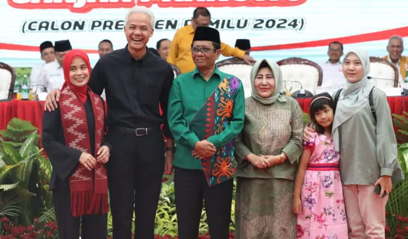 Doa Keselamatan Bangsa, Ganjar-Mahfud Bersama Ribuan Kiai dan Santri Gelar Shalawatan di Stadion Joko Samudro
