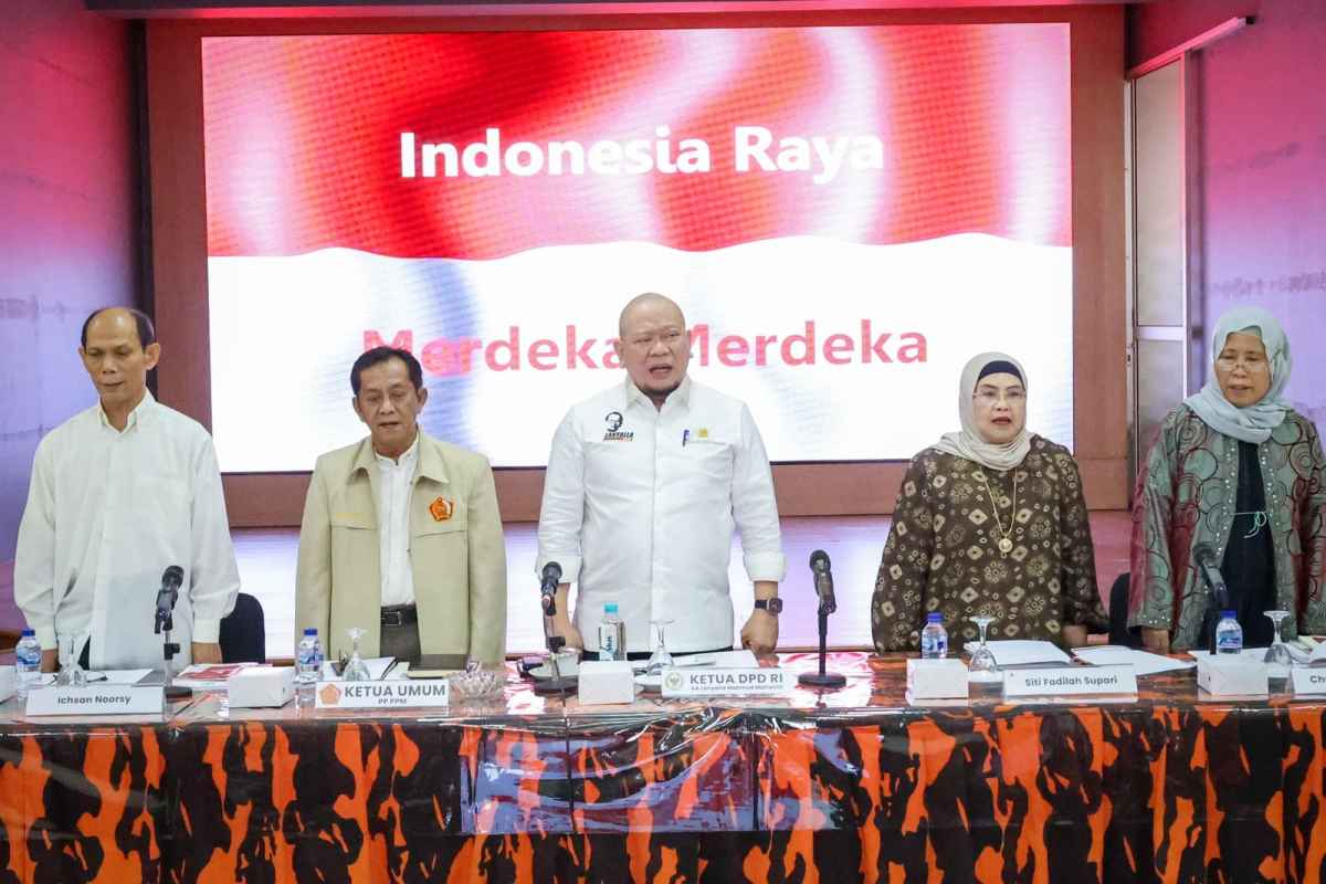 Ketua DPD RI dan Dewan Presidium Konstitusi Rapat Konsolidasi Terkait Maklumat Desakan Sidang MPR Ketua DPD RI dan Dewan Presidium Konstitusi Rapat Konsolidasi Terkait Maklumat Desakan Sidang MPR