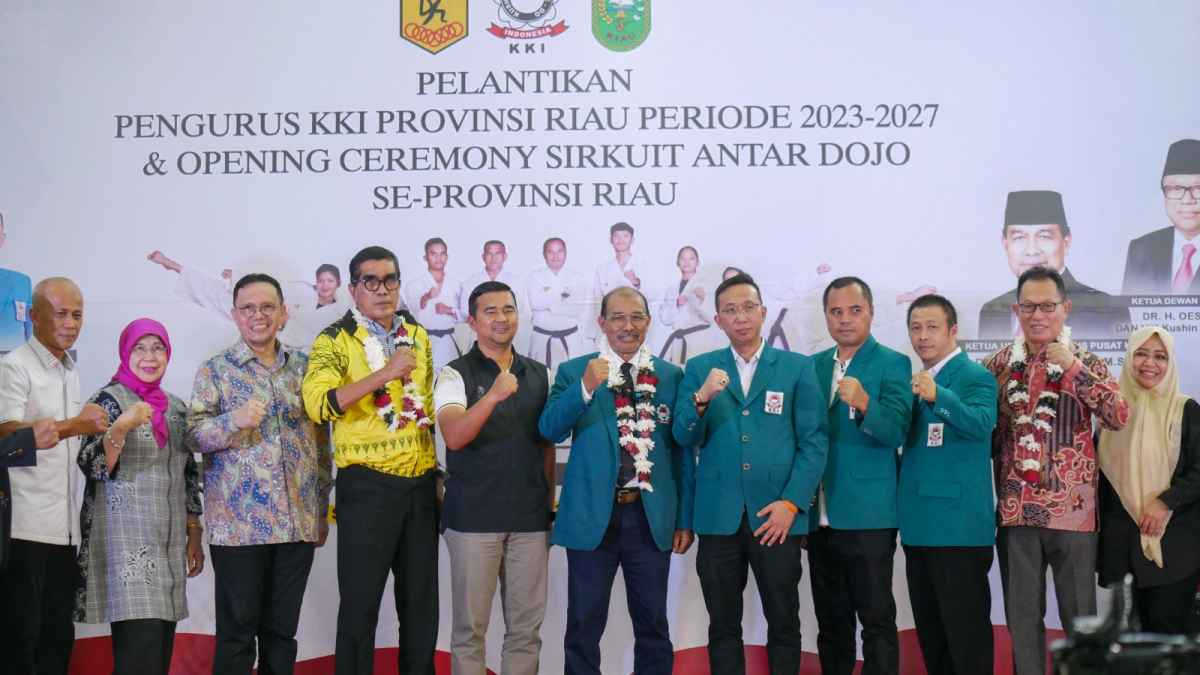 Nono Sampono Kukuhkan Pengurus KKI Provinsi Riau Nono Sampono Kukuhkan Pengurus KKI Provinsi Riau
