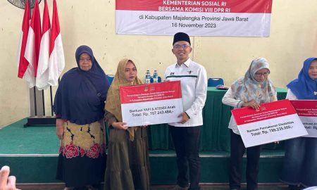 Kiai Maman Imanulhaq Salurkan Bansos Rp51 Miliar di Majalengka