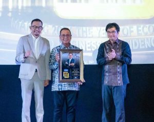 Romy Wijayanto, Direktur Keuangan-Strategi Bank DKI Sabet Penghargaan Sebagai 10 Most Popular CFO 2023 Direktur Keuangan & Strategi Bank DKI, Romy Wijayanto (tengah) menerima penghargaan sebagai 10 Most Popular CFO 2023 versi The Iconomics, dari Founder & CEO The Iconomics, Bram S. Putro (kiri), dan Direktur Brand, Riset dan Strategi The Iconomics, Alex Mulya (kanan), pada gelaran "Best 50 Financial Institution Awards 2023 (5th Anniversary) dan 10 Most Popular CFO Awards 2023 " di Jakarta pada Senin (27/11/2023)/Foto: Dok Bank DKI