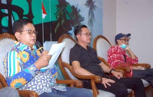 Dialektika Demokrasi Tema "Menilik Visi Calon Presiden 2024 tentang Keberlangsungan Lapangan Kerja pada Industri Hasil Tembakau" Dialektika Demokrasi Tema "Menilik Visi Calon Presiden 2024 tentang Keberlangsungan Lapangan Kerja pada Industri Hasil Tembakau"