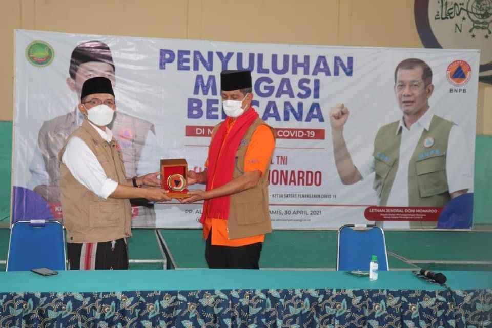 Doni Monardo, Kiai Maman : Sosok Penggagas Pesantren Ekologi Doni Monardo, Kiai Maman : Sosok Penggagas Pesantren Ekologi