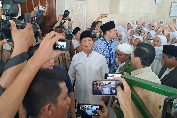 Ziarahi Pendiri Ponpes Miftahul Huda, Para Santri Teriaki Prabowo "Bapak Gemoy"