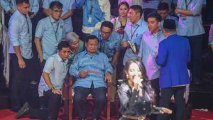 Relawan GSP Ajak Senam Gemoy, Qodari Yakin Menang Sekali Putaran Karena Infrastruktur Prabowo-Gibran Paling Lengkap Prabowo Subianto didampingi Gibran Rakabuming Raka saat debat capres/Foto: Dok Gerindra