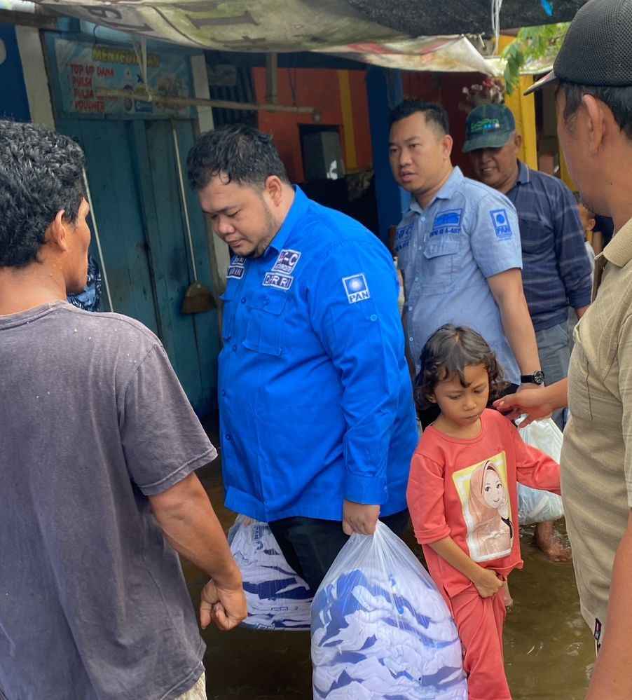 Relawan Hafisz Thohir Center Bantu Warga Muratara Terdampak Banjir Relawan Hafisz Thohir Center Bantu Warga Muratara Terdampak Banjir