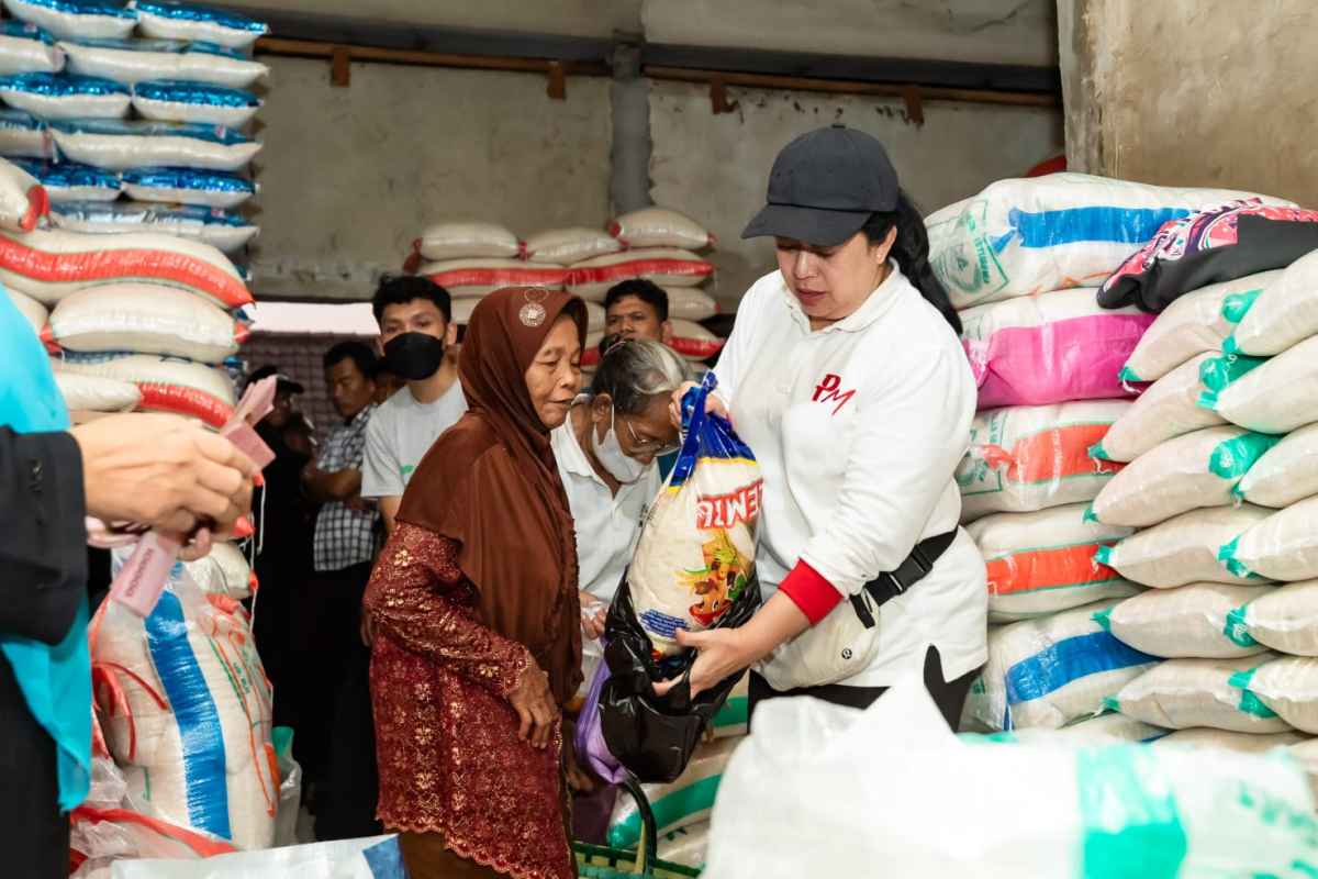 Beli 200 Paket Beras Dibagikan ke Warga, Puan: Sekalian Bantu ‘Nglarisin' Pedagang