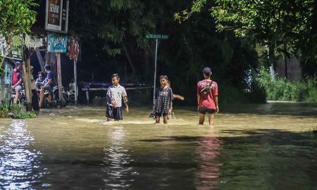 Eri Cahyadi Siap Bangun Tanggul Guna Atasi Banjir di Sambikerep, Berapa Anggarannya?