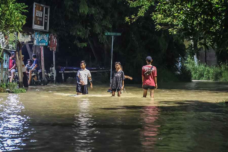 Eri Cahyadi Siap Bangun Tanggul Guna Atasi Banjir di Sambikerep, Berapa Anggarannya? Eri Cahyadi Siap Bangun Tanggul Guna Atasi Banjir di Sambikerep, Berapa Anggarannya?