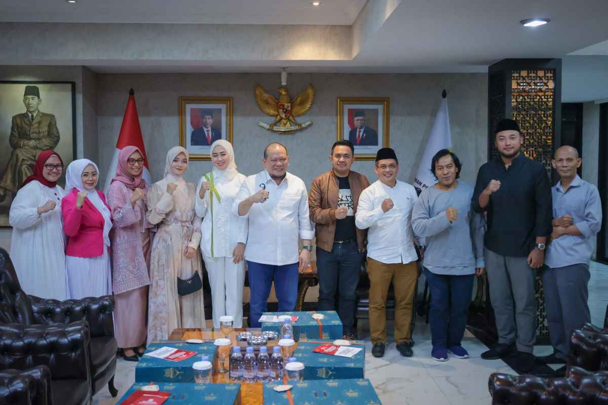 Ketua DPD RI Sambut Senator Terpilih, Komeng Singgung Soal Beda Sistem Indonesia dan Amerika Ketua DPD RI Sambut Senator Terpilih, Komeng Singgung Soal Beda Sistem Indonesia dan Amerika