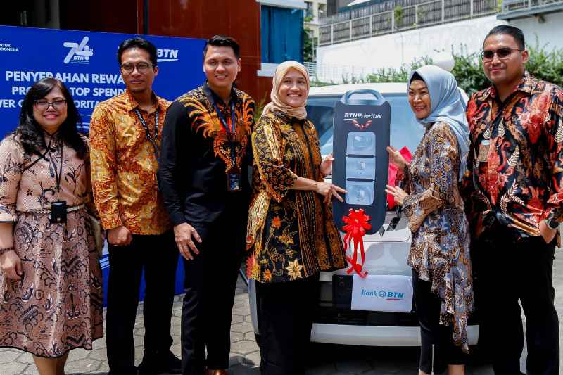 BTN Serahkan Hadiah Mobil dan Motor Listrik Pada Pemenang Program Top Spender Kartu Debit BTN Prioritas BTN Serahkan Hadiah Mobil dan Motor Listrik Pada Pemenang Program Top Spender Kartu Debit BTN Prioritas