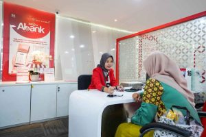 Sambut 63 Tahun Bank DKI, Heru Budi Hartono Harap Bank DKI Terus Bertumbuh Bersama Kota Jakarta Pegawai Bank DKI sedang melayani nasabah/Foto: Dok Bank DKI