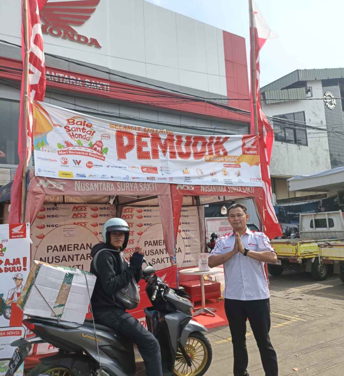 Lebih dari 400 Konsumen Honda Manfaatkan AHASS Siaga Plus di Mudik Idul Fitri 2024 Lebih dari 400 Konsumen Honda Manfaatkan AHASS Siaga Plus di Mudik Idul Fitri 2024