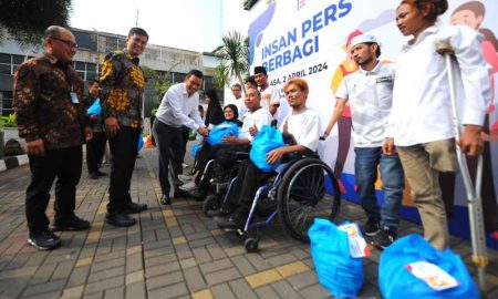 BTN Dan Insan Pers Berbagi Paket Sembako