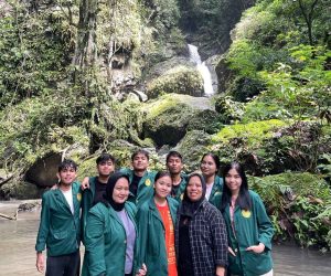 UNJ Genjot Potensi Desa Lewat Wisata Trekking Para mahasiswa dengan suasana Desa Cigunungsari, Kabupaten Karawang