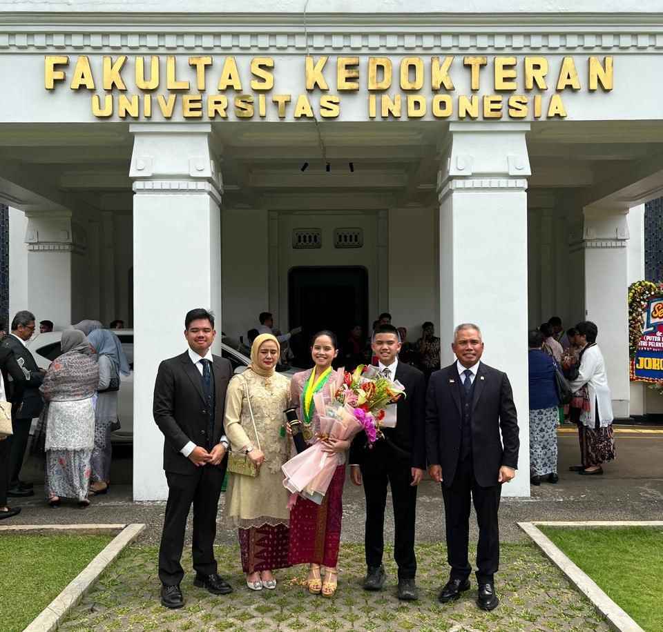 Putri Hafisz Tohir Raih Sarjana Kedokteran Dari FKUI Putri Hafisz Tohir Raih Sarjana Kedokteran Dari FKUI