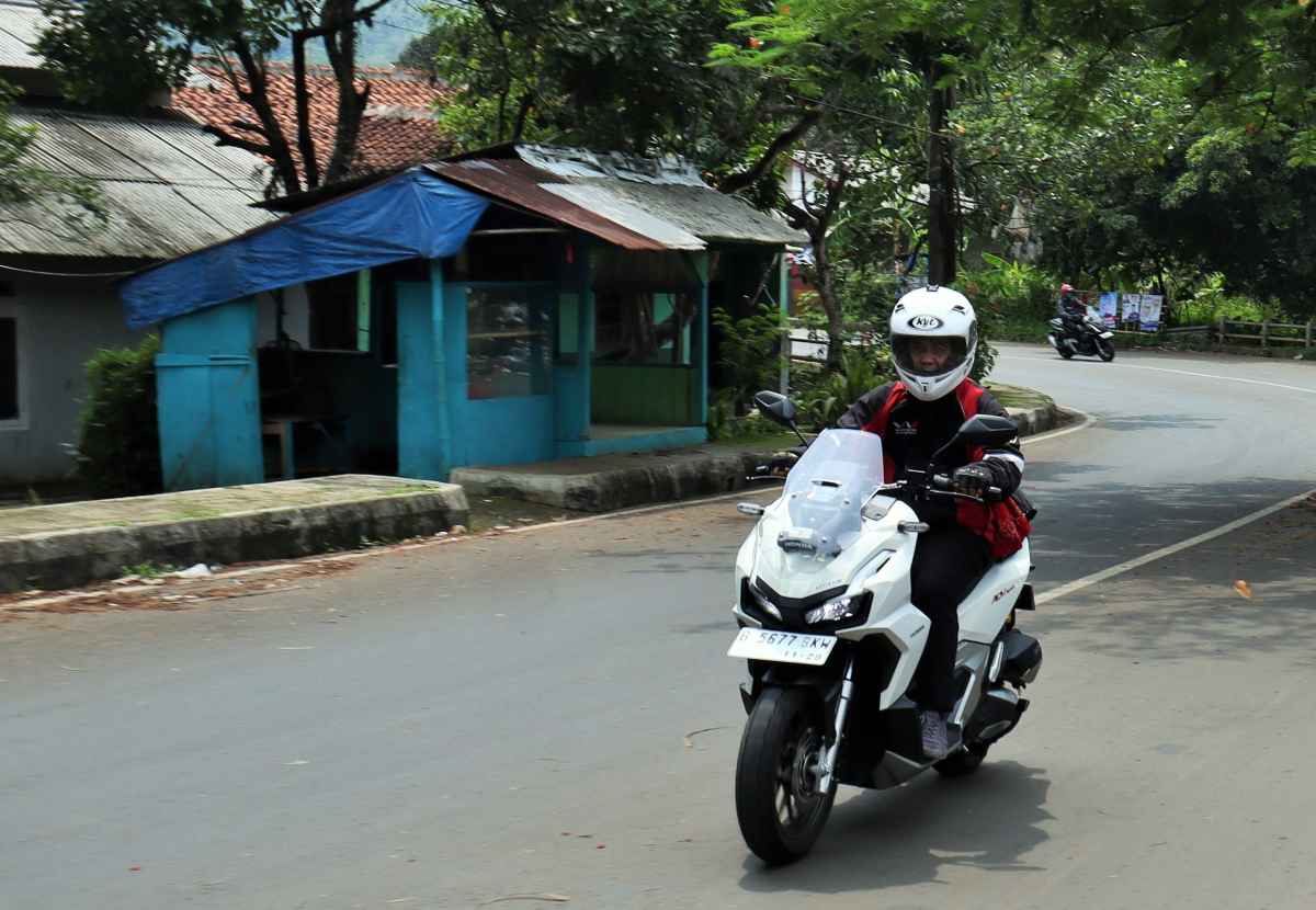 Hindari Jari Tangan Stand By di Tuas Rem Depan Biar Tetap Aman Naik Motor Hindari Jari Tangan Stand By di Tuas Rem Depan Biar Tetap Aman Naik Motor