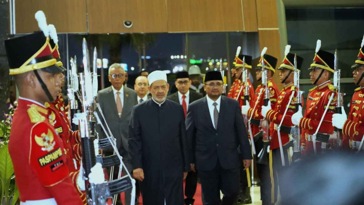 Menag Yaqut Cholil Qoumas Sambut Grand Syekh Al Azhar Ahmed Al Tayeb, Selama 4 Hari di Indonesia Menag Yaqut Cholil Qoumas Sambut Grand Syekh Al Azhar Ahmed Al Tayeb, Selama 4 Hari di Indonesia