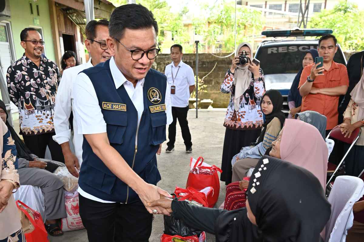 Komisi VIII DPR Serahkan Rp45 Miliar Bantuan Sosial untuk Kabupaten Padang Pariaman