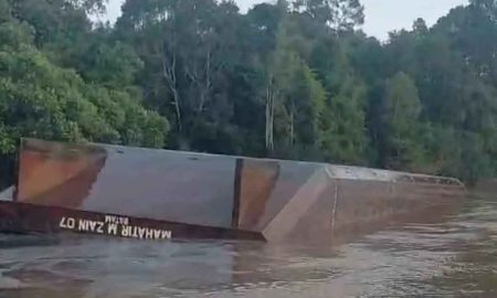 Tongkang Batubara PT Pada Idi Terbalik di Sungai Barito