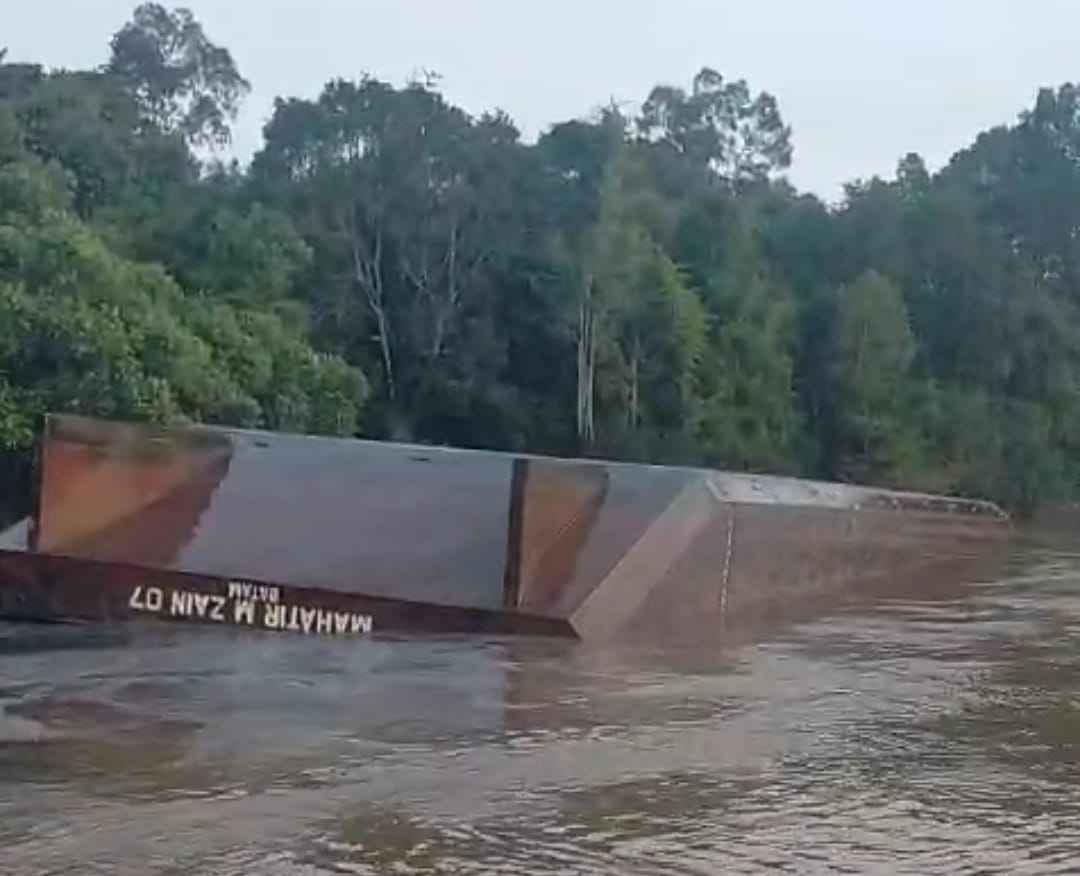 Tongkang Batubara PT Pada Idi Terbalik di Sungai Barito Tongkang Batubara PT Pada Idi Terbalik di Sungai Barito