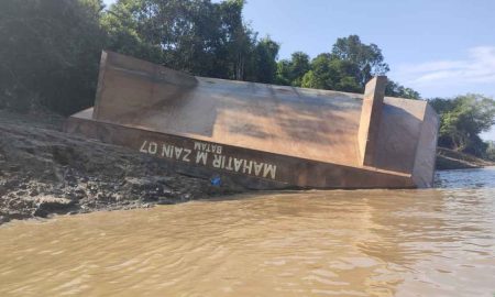 Tongkang Batu Bara PT Pada Idi yang Terbalik di Sungai Barito Belum Dievakuasi