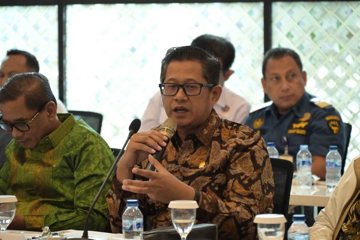 Kunjungan Kerja Komisi V DPR RI ke Pelabuhan Merak, Sudjatmiko Soroti Kepadatan Kapasitas Jelang Nataru 2024 Kunjungan Kerja Komisi V DPR RI ke Pelabuhan Merak, Sudjatmiko Soroti Kepadatan Kapasitas Jelang Nataru 2024