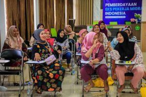BRI Peduli Berdayakan Eks Pekerja Migran Indonesia (PMI) Lewat Keterampilan dan Pengetahuan Perempuan eks pekerja migran Indonesia mendapatkan pelatihan BRI Peduli/Foto: dok BRI