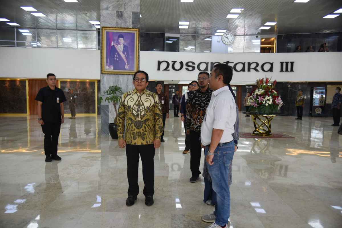 Indra Iskandar: Setiap Pukul 09.56 Wib Lagu Indonesia Raya Wajib Berkumandang di Lingkungan DPR RI Indra Iskandar: Setiap Pukul 09.56 Wib Lagu Indonesia Raya Wajib Berkumandang di Lingkungan DPR RI