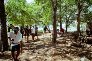 Wisatawan sedang mengamati Komodo/Foto: BPOLBF
