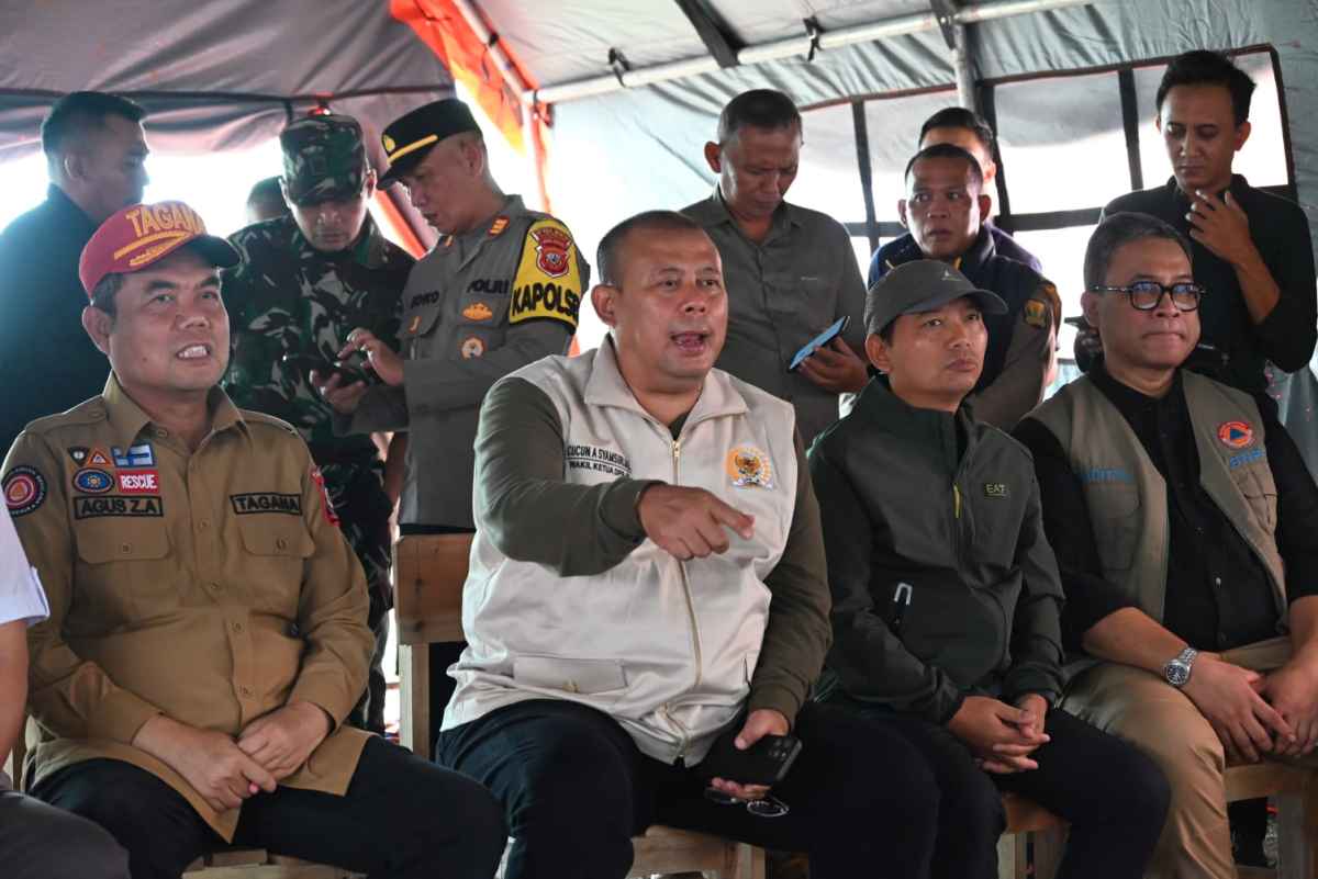 72 KK Mengungsi, Wakil Ketua DPR RI Tinjau Lokasi Bencana Banjir dan Tanah Bergerak di Sukabumi 72 KK Mengungsi, Wakil Ketua DPR RI Tinjau Lokasi Bencana Banjir dan Tanah Bergerak di Sukabumi