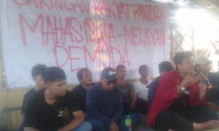 Nelayan Bangun Pagar Bambu di Laut Tangerang Guna Mudah Tangkap