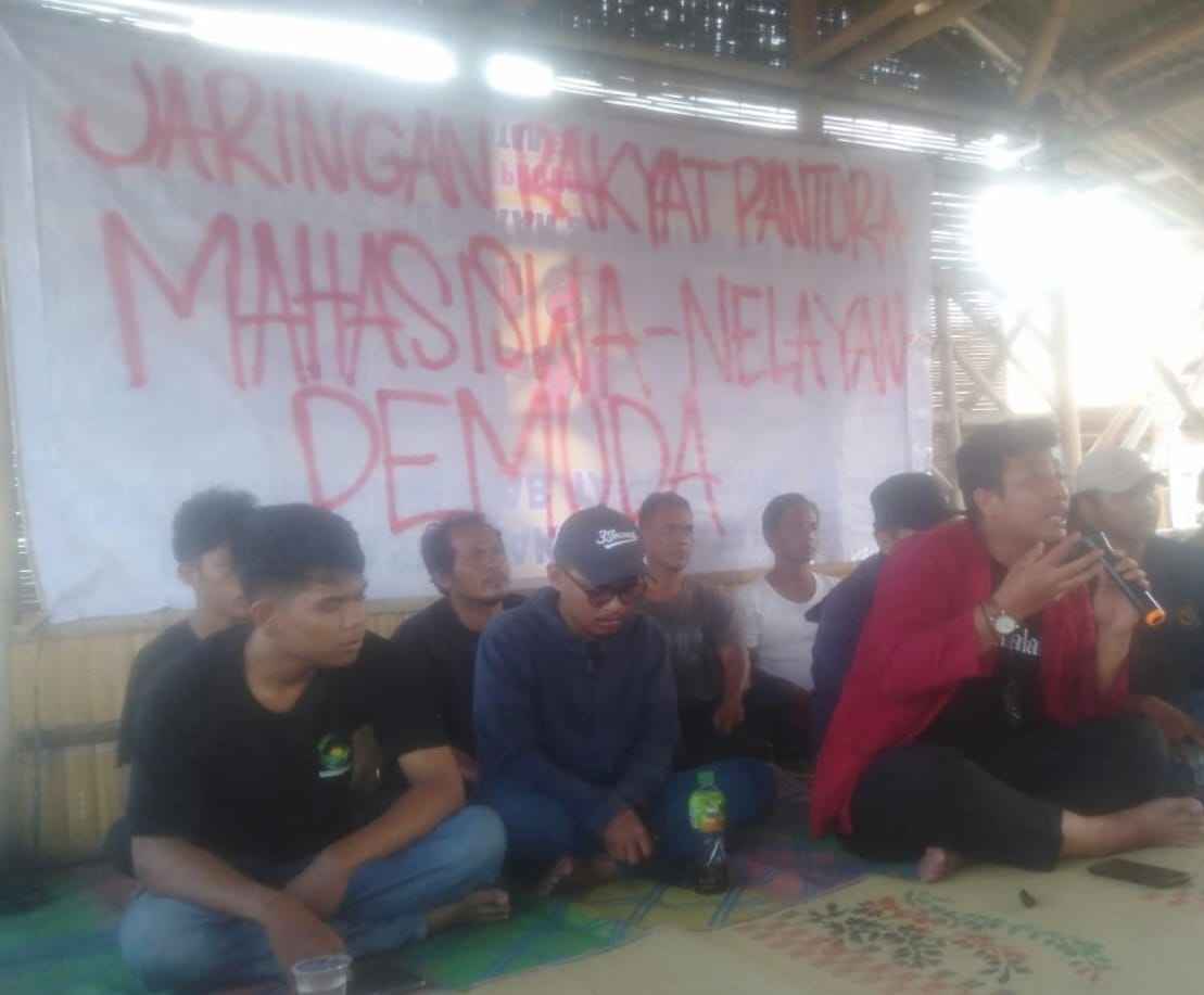 Nelayan Bangun Pagar Bambu di Laut Tangerang Guna Mudah Tangkap