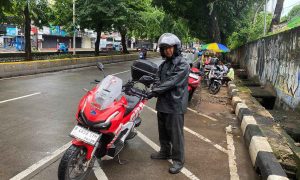 Musim Hujan, Pengendara Motor Diingatkan Hati-Hati Gunakan Jas Hujan